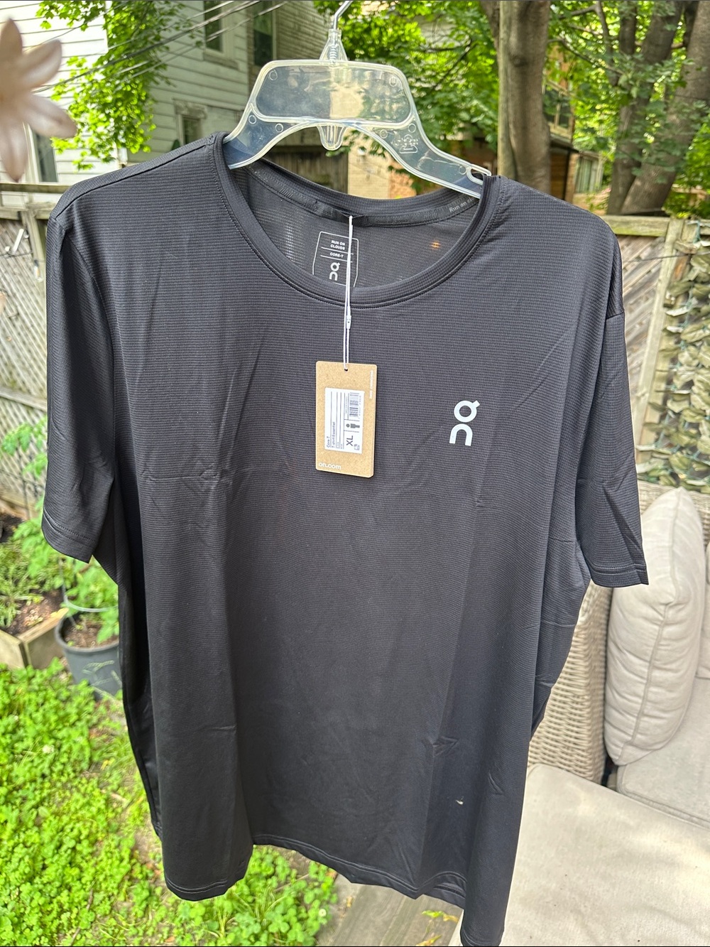 On Running Black Core-T Essential Tee - Picture 3 of 4